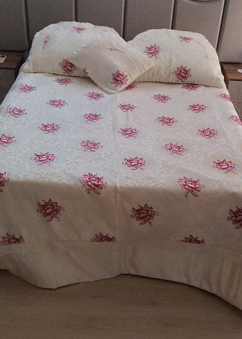 İşlemeli Beyaz Yatak Örtüsü - Görsel 4