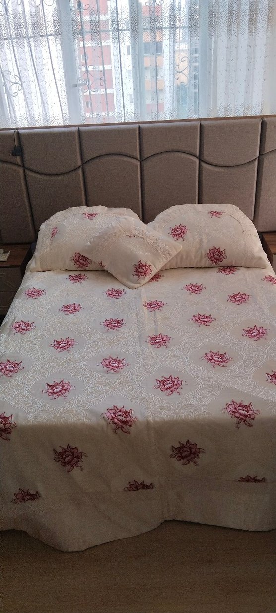 Nakışlı Beyaz Yatak Örtüsü - Görsel 3