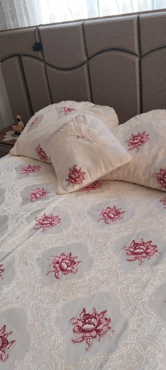 Nakışlı Beyaz Yatak Örtüsü - Görsel 4