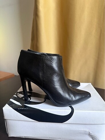 Bilekte Nine West Bot