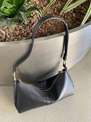 Zara Yumuşak Derili Siyah Kol Çantası