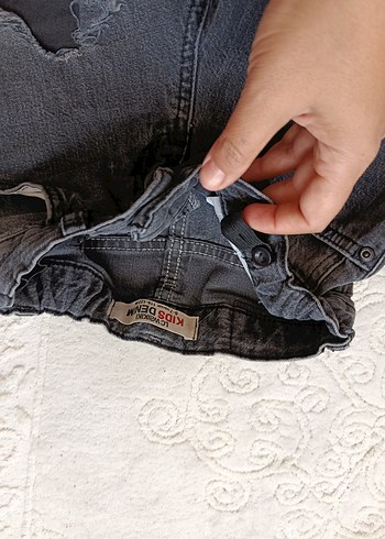 siyah Yırtık Detaylı Erkek Kot Şort - Görsel 3