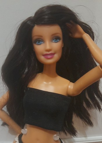 Barbie Bej Etekli Siyah Üstlü Bebek