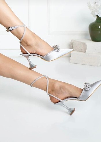 Gümüş saten taşlı fiyonklu topuklu ayakkabı - Görsel 3