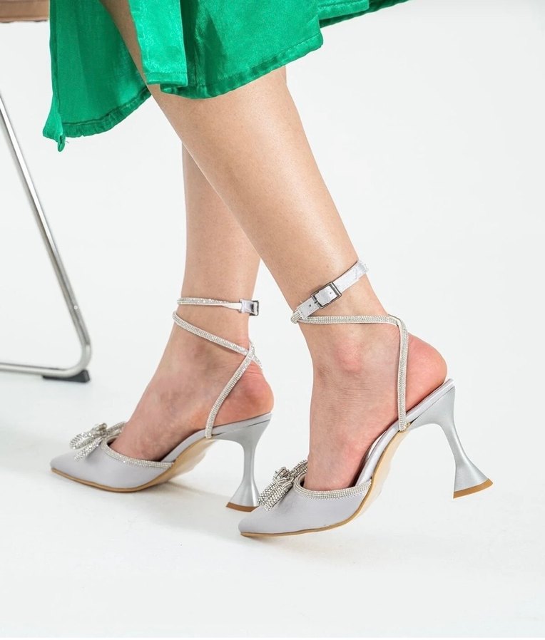 Gümüş saten taşlı fiyonklu topuklu ayakkabı - Görsel 2