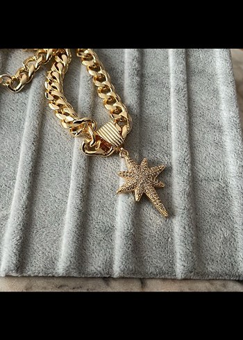 Zincir Detaylı Altın Renk Mini Kolye - Görsel 4