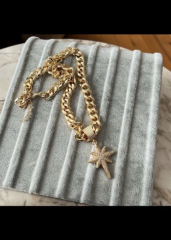 Zincir Detaylı Altın Renk Mini Kolye - Görsel 3