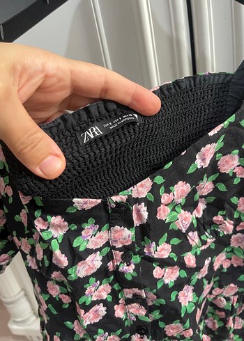 Zara Düğmeli Çiçek Desenli Mini Straplez Bluz