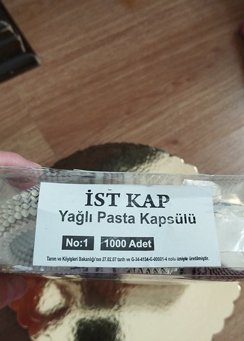 Beden altın Renk 2 adet 6-8 kişilik pasta altlığı ve 900 adet mini kapsül