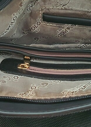 Siyah kol ve sırt çantası 