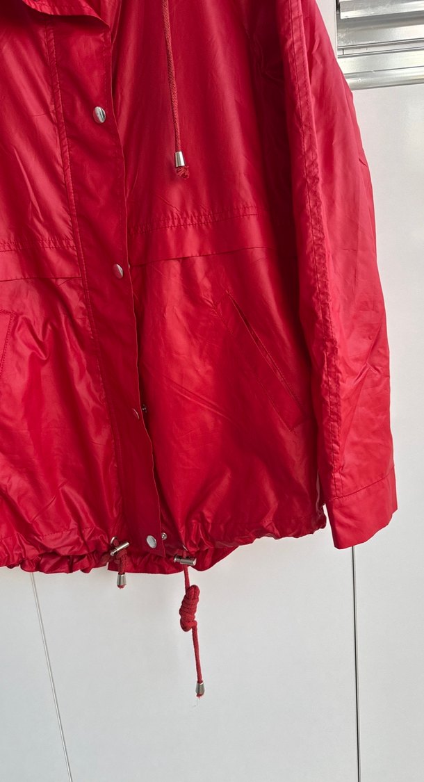 Parlak Kırmızı Düğmeli ,fermuarlı Kadın yağmurluk - Görsel 4