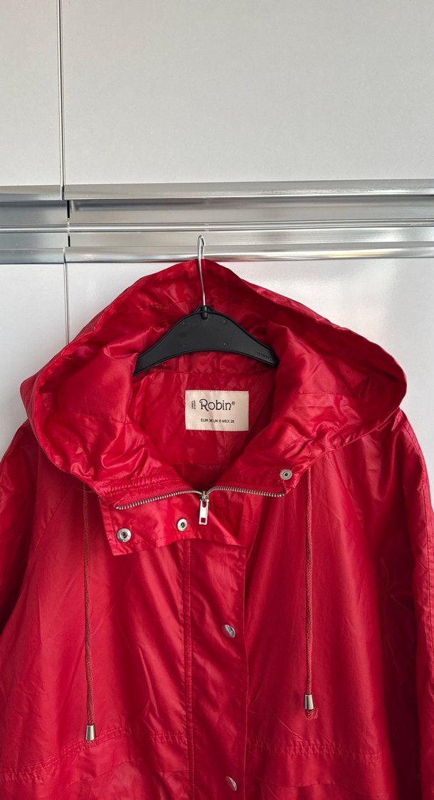 Parlak Kırmızı Düğmeli ,fermuarlı Kadın yağmurluk - Görsel 2