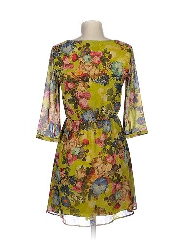 m Beden PreLoved Kısa Elbise %70 İndirimli.