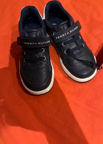 Tommy Hilfiger 27