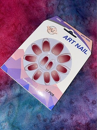 12li takma tırnak yapıştırıcı ile gelmekte