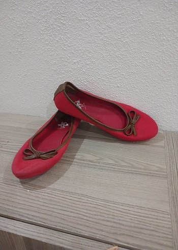 Kırmızı Fiyonklu Kadın Babet