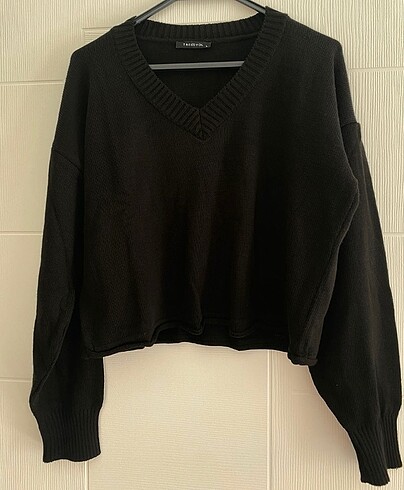 TRENDYOLMİLLA V YAKA CROP KAZAK