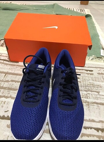 Nike revolution 4