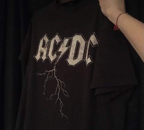 AC/DC görselli siyah t-shirt