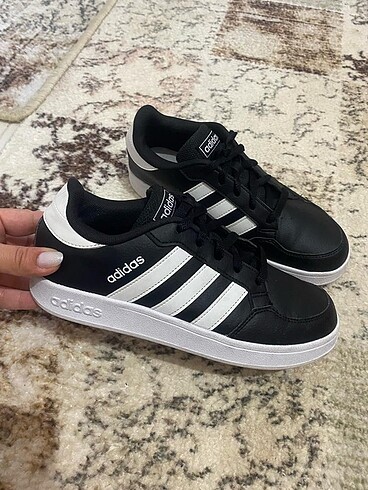 Adidas 1 kere giyildi