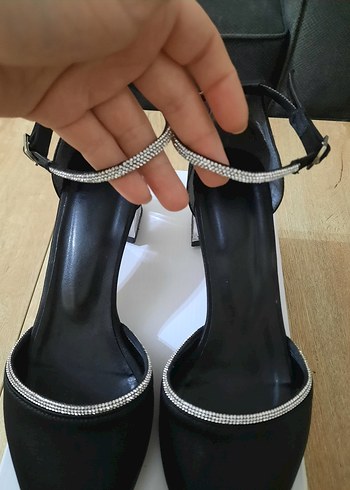 Siyah Parlak Tokalı İnce Topuklu Kadın Ayakkabı - Görsel 3