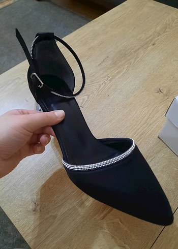 Siyah Parlak Tokalı İnce Topuklu Kadın Ayakkabı - Görsel 4