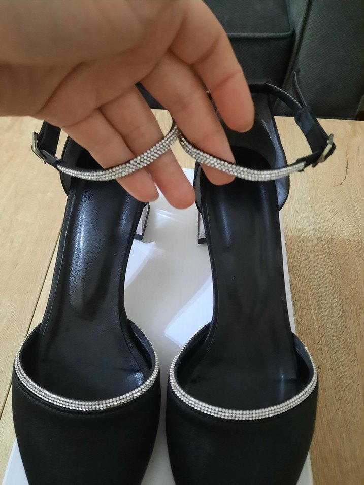 Siyah Parlak Tokalı İnce Topuklu Kadın Ayakkabı - Görsel 3