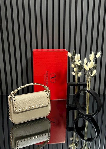 Beden siyah Renk Valentino Garavanı Rockstud grainy calfskin pouch !