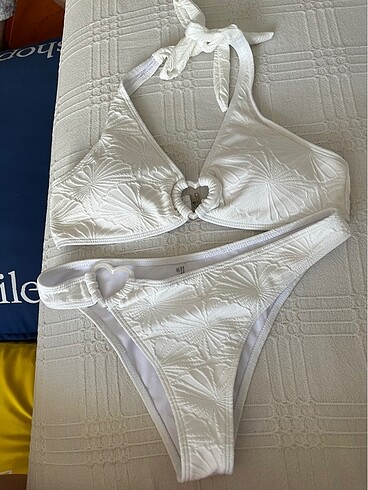 Beyaz çiçek desenli bikini