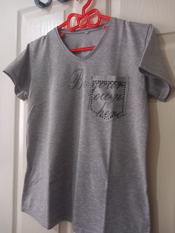 Gri V Yaka Baskılı Kadın Tişört - Görsel 2
