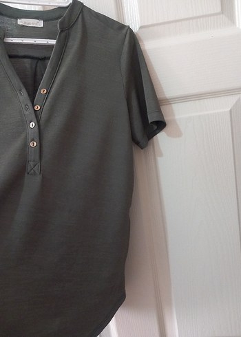 Askeri yesil V Yaka Düğmeli Kadın Tişört - Görsel 3