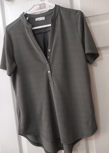 Askeri yesil V Yaka Düğmeli Kadın Tişört - Görsel 2