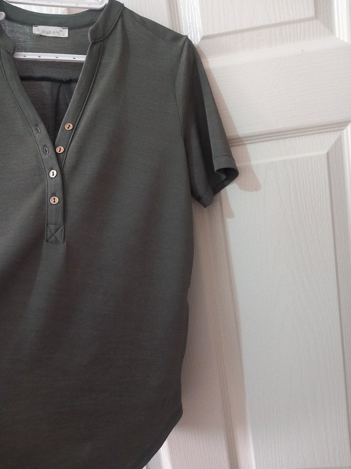 Askeri yesil V Yaka Düğmeli Kadın Tişört - Görsel 3