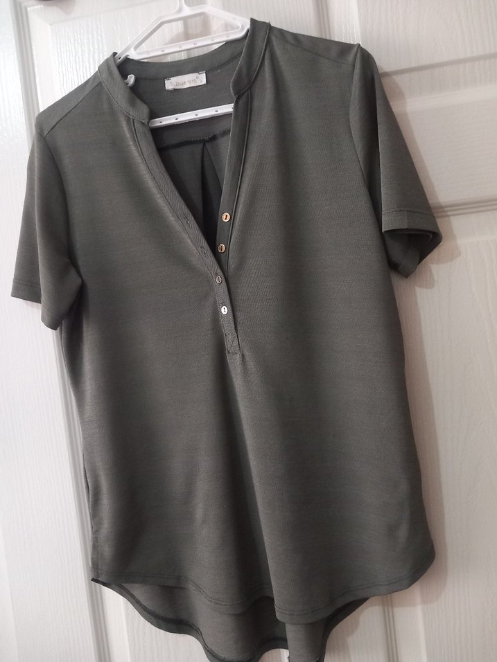 Askeri yesil V Yaka Düğmeli Kadın Tişört - Görsel 2