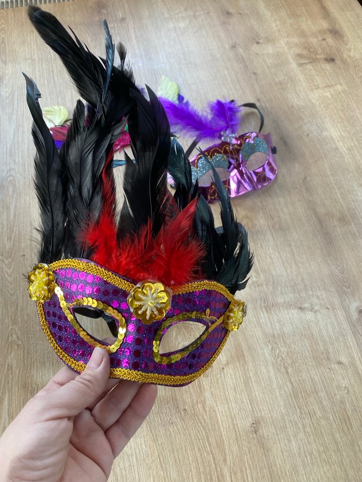 Üç Adet Parti Maskesi - Görsel 3