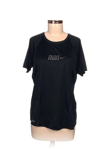 Nike T-shirt %70 İndirimli.