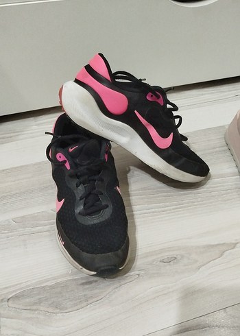 Pembe Detaylı Siyah Kadın Spor Ayakkabı