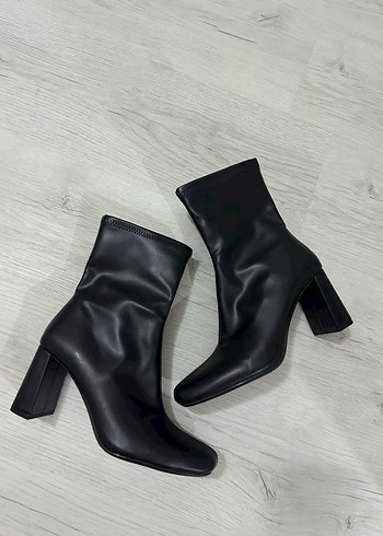 Bershka Siyah Deri Kadın Topuklu Bot