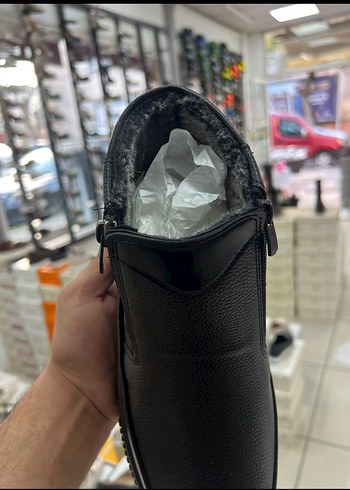 Siyah Erkek Sokak Tarzı  Bot - Görsel 2