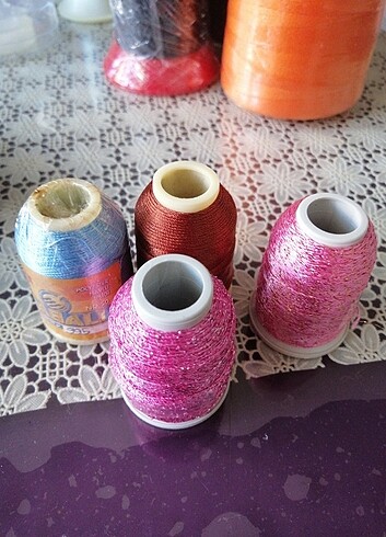 Beden Renk Yabalı. 50 numara. 50 gr. Polyester iplik.
