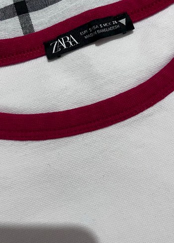 Zara Kırmızı Yakalı Beyaz Kısa Kollu Tişört