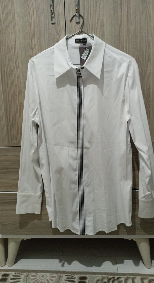 Vakko Beyaz V Yaka Düğmeli Kadın Gömlek - Görsel 2