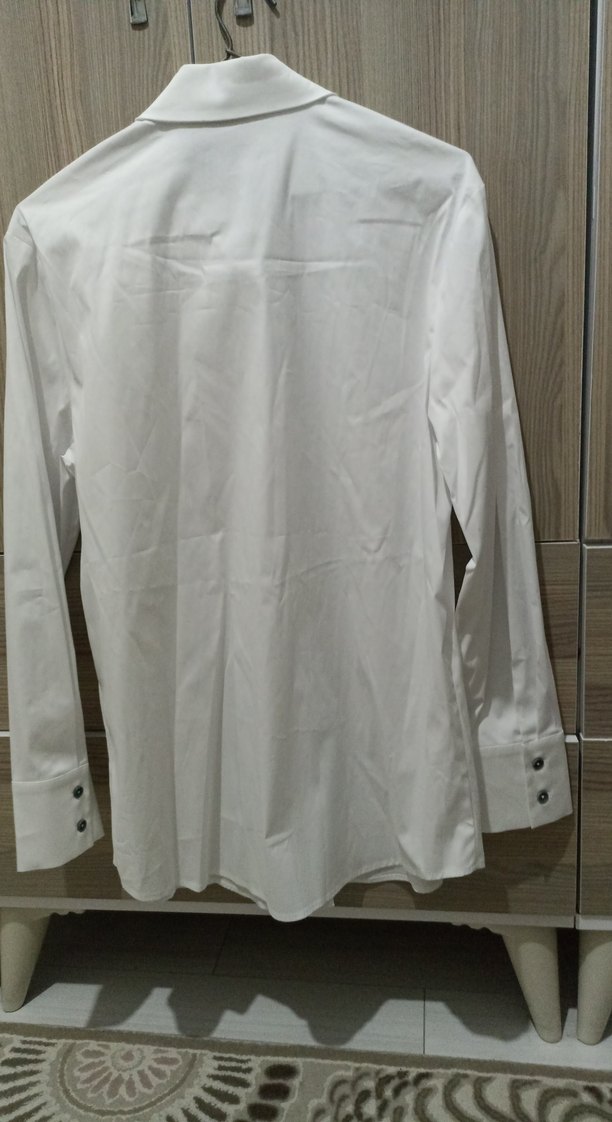 Vakko Beyaz V Yaka Düğmeli Kadın Gömlek - Görsel 3