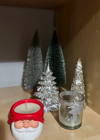Beyaz ve Gri Noel Temalı Mumlar ve Dekor