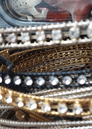 Kadın Parlak Taşlı Altın ve Siyah taçlar tanesi 20 tl - Görsel 3