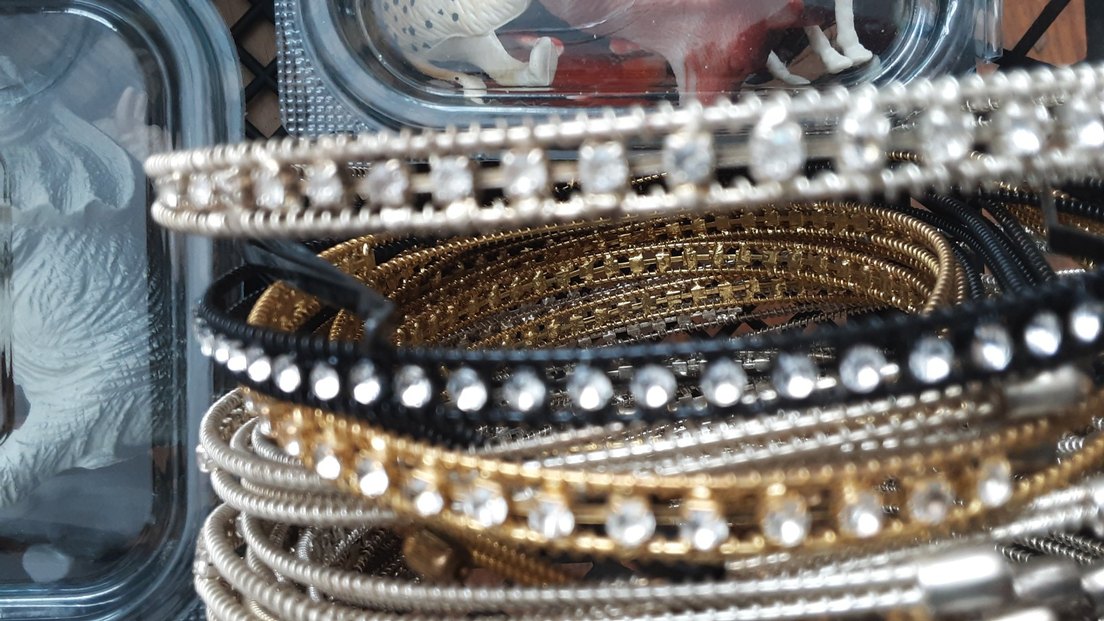 Kadın Parlak Taşlı Altın ve Siyah taçlar tanesi 20 tl - Görsel 3