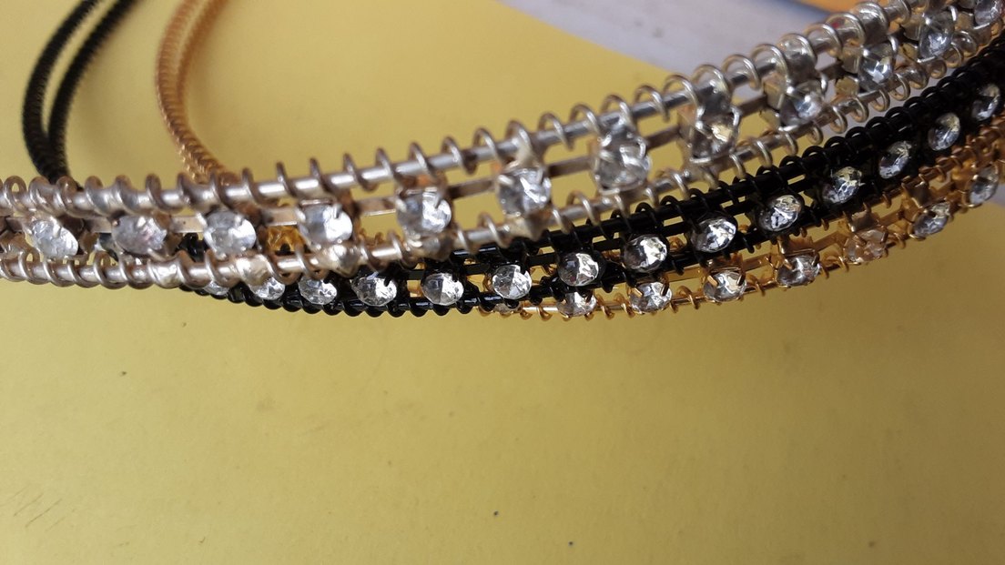 Kadın Parlak Taşlı Altın ve Siyah taçlar tanesi 20 tl - Görsel 5