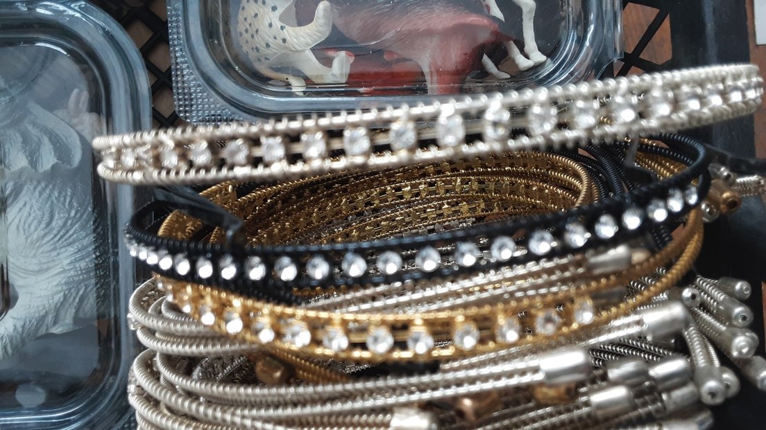 Kadın Parlak Taşlı Altın ve Siyah taçlar tanesi 20 tl - Görsel 2