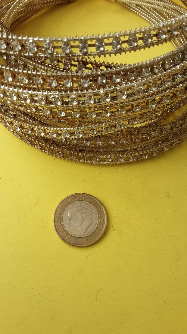 Kadın Parlak Taşlı Altın ve Siyah taçlar tanesi 20 tl - Görsel 4