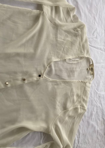 V Yaka Piliseli Beyaz Hamile Bluzu - Görsel 4